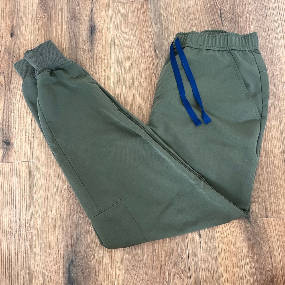 Figs Jogger pants in Moss